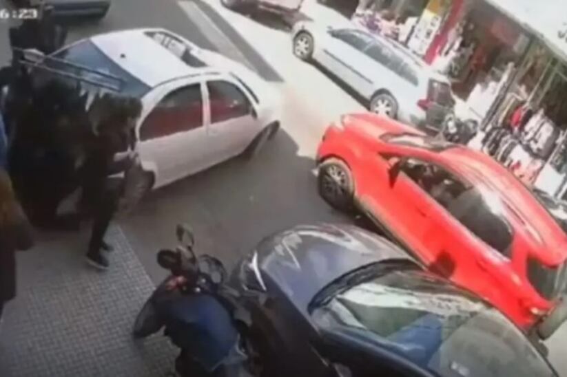 El conductor que intentaba estacionar perdió el control y el vehículo impactó contra la víctima. Imagen: captura de video.