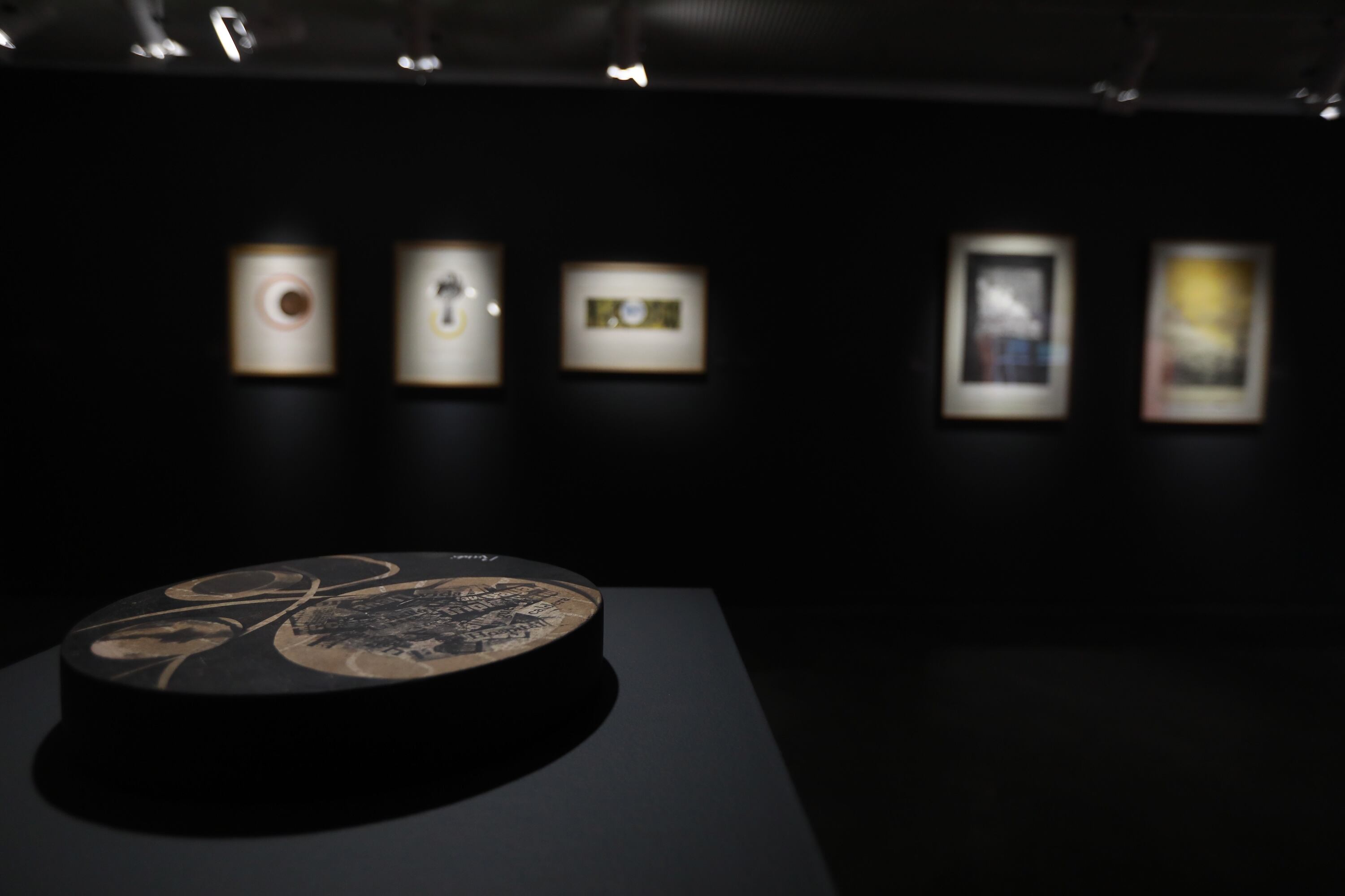 Vista parcial de la exposición de Rubli en el MNBA. Abajo: Espectros de la guerra, 1962; de Mabel Rubli. Aguafuerte y aguatinta. 64,5 x 51 cm. Colección MNBA. Fotos: gentileza MNBA.