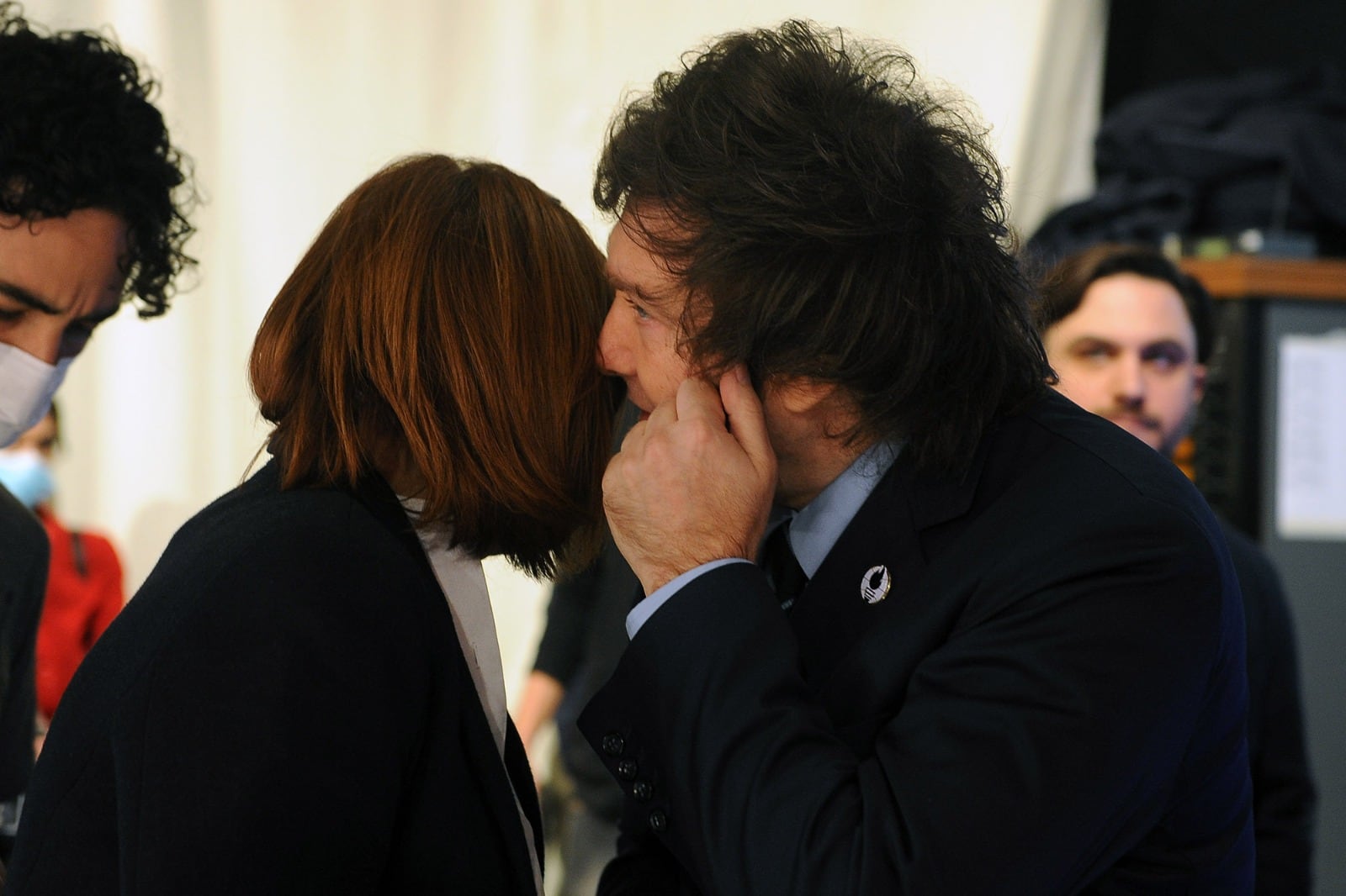 Milei se saluda con Bullrich, que ahora se solidarizó con él.