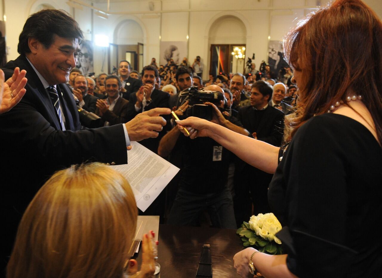 La firma del proyecto de expropiación. Cristina Fernández, presidenta, y Carlos Zannini, secrfetario legal y técnico.