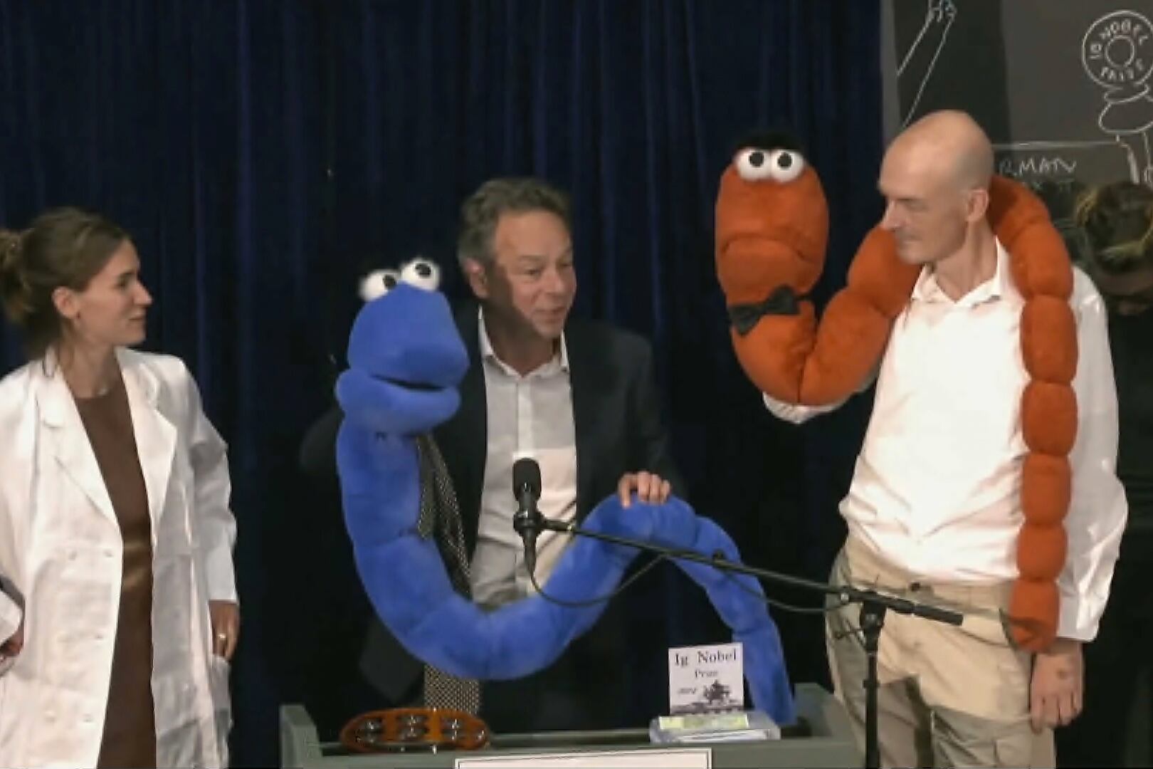 En el Anti Nobel hay chistes pero cientificismo serio. 