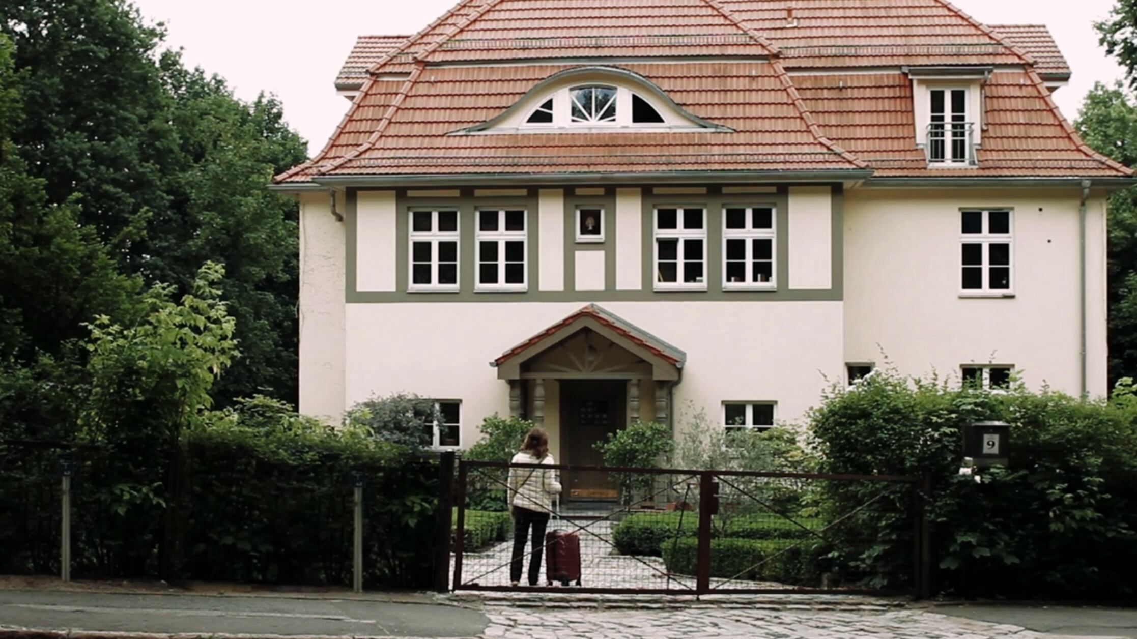 Con la habilidad del narrador de historias de misterio, la directora maneja bien los tiempos del relato. 