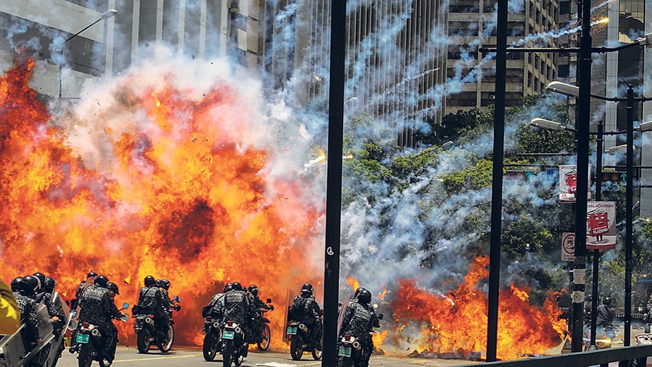 La oposición puso una bomba contra policías en Caracas y todos los medios del mundo publicaron esta foto como si la responsabilidad fuera de Maduro.