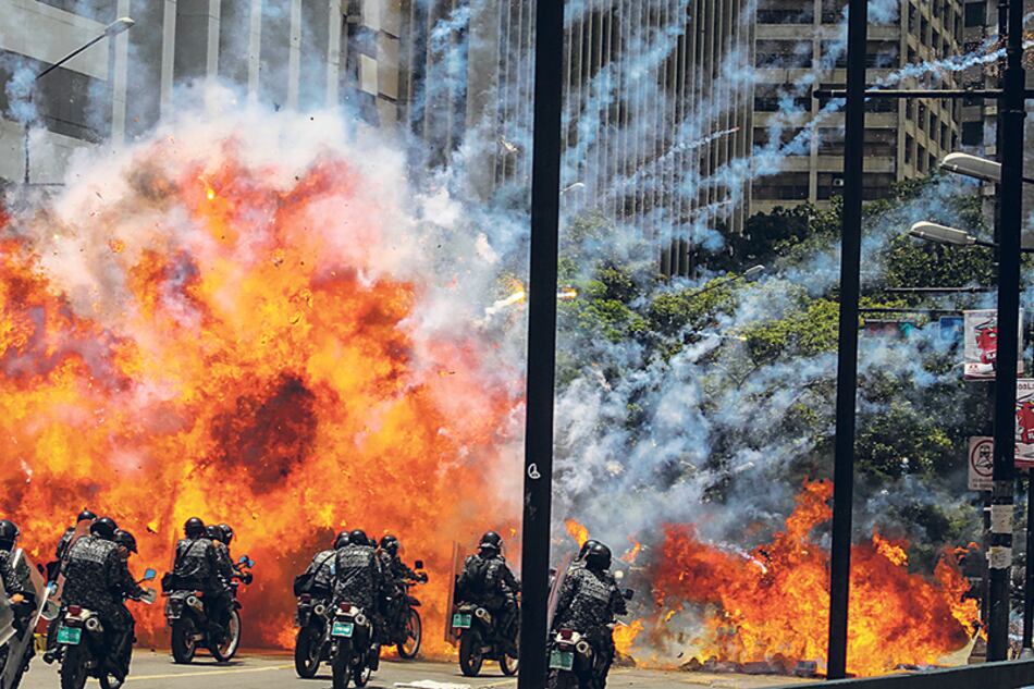 La oposición puso una bomba contra policías en Caracas y todos los medios del mundo publicaron esta foto como si la responsabilidad fuera de Maduro.