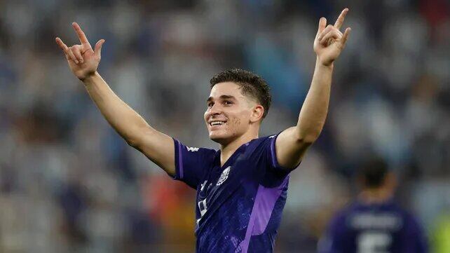 Julian Alvarez de Argentina celebra su gol, en un partido de la fase de grupos del Mundial de Fútbol Qatar 2022 entre Polonia y Argentina en el Estadio 974 en Doha, Qatar.