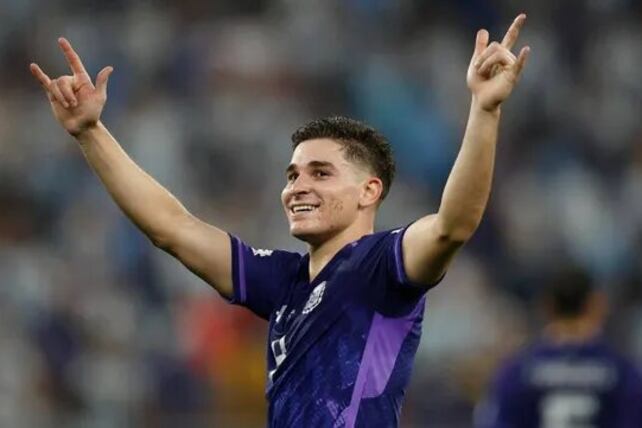 Julian Alvarez de Argentina celebra su gol, en un partido de la fase de grupos del Mundial de Fútbol Qatar 2022 entre Polonia y Argentina en el Estadio 974 en Doha, Qatar.