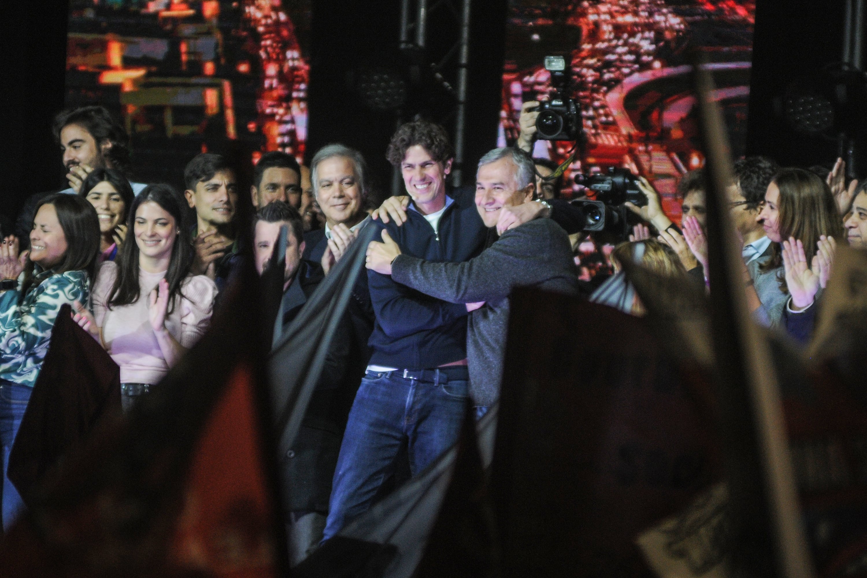 El abrazo entre Martín Lousteau y Gerardo Morales al cierre del acto.