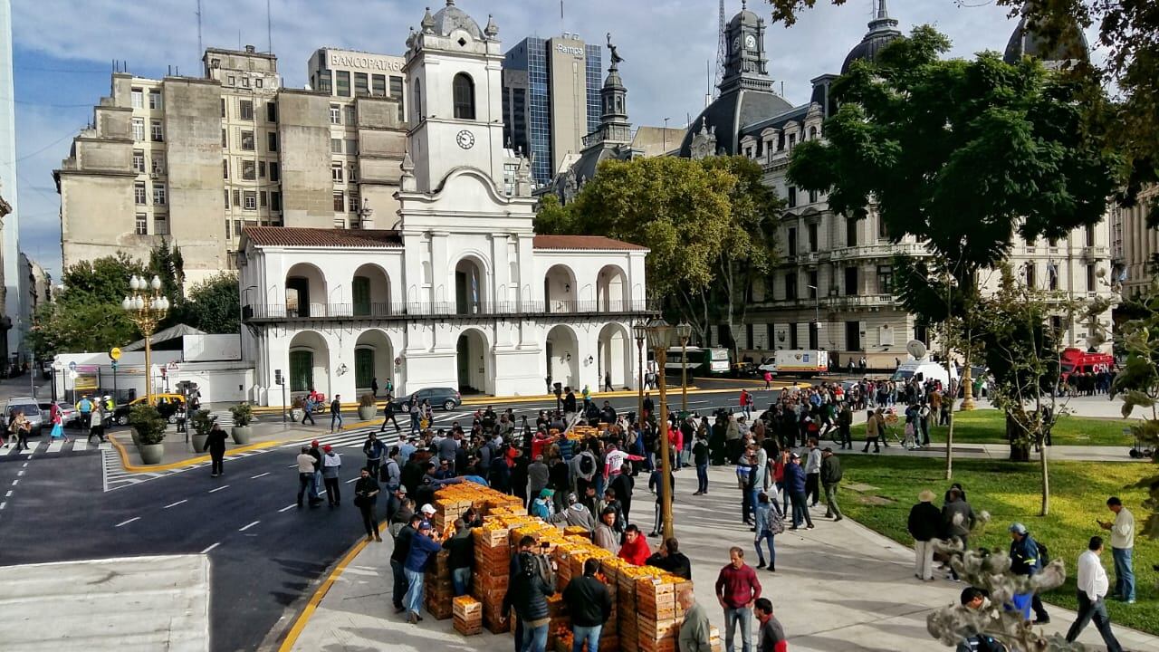 Los productores de fruta repartieron hasta 20 mil kilos de manzanas, peras, naranjas y mandarinas en la Plaza de Mayo.