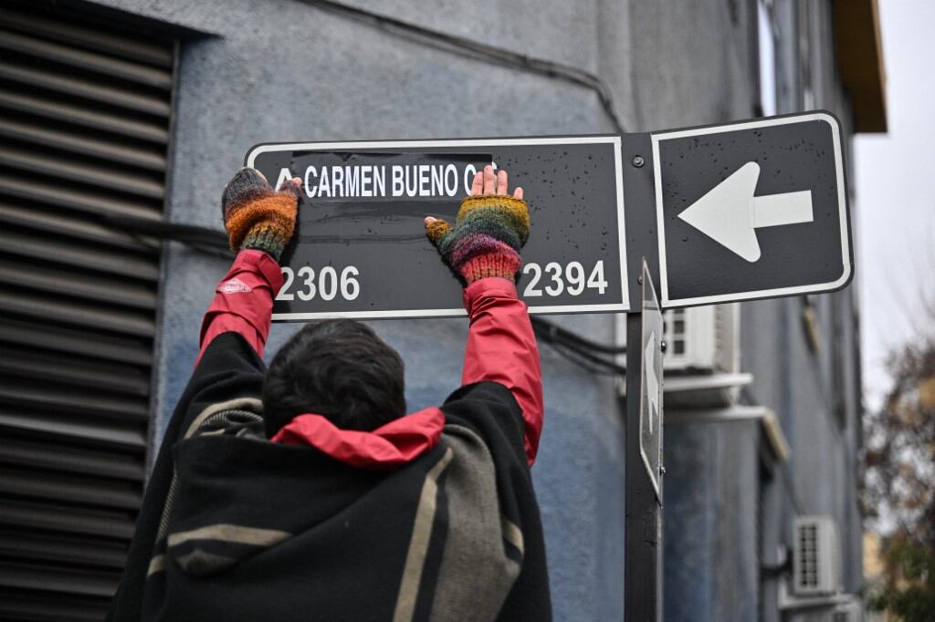 "Santiago, con este pequeño gesto, empieza a sanar las heridas infligidas por la dictadura", destacó la alcaldesa Irací Hassler