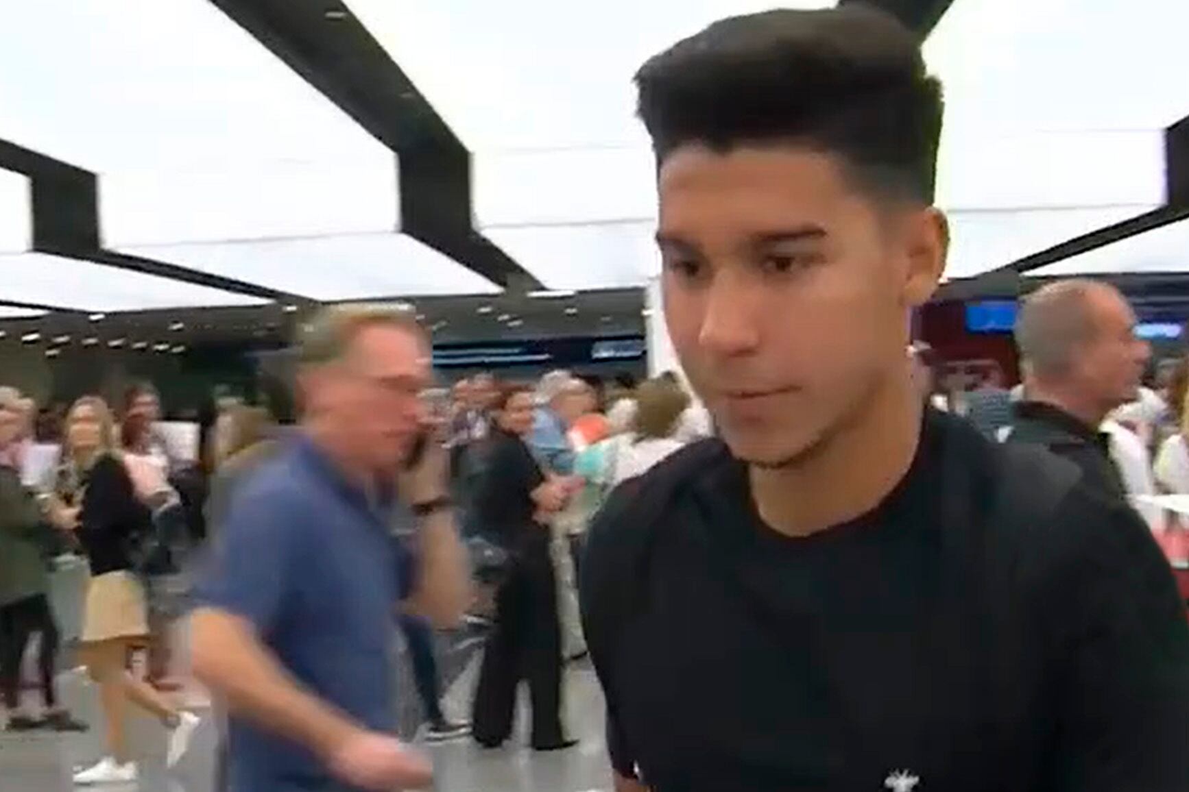 Pol Fernández arriba al Aeropuerto de Ezeiza para sumarse a Boca Juniors.
