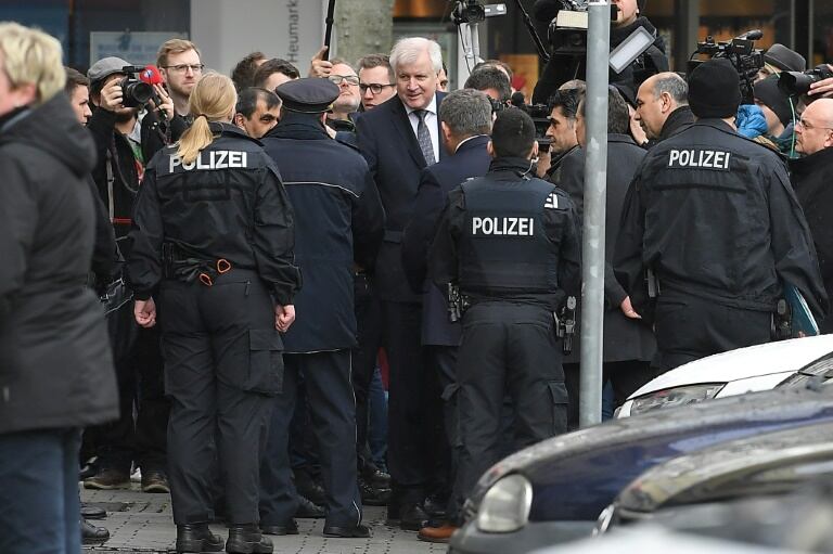 El ministro alemán del Interior, Horst Seehofer (centro) saluda a policías en el lugar del atentado en Hanau.