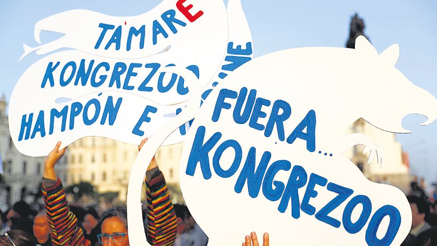 Manifestantes protestan frente al congreso en Lima.
