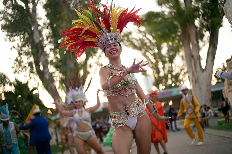 Seis comparsas rosarinas brillarán en el predio ferial del parque Independencia.