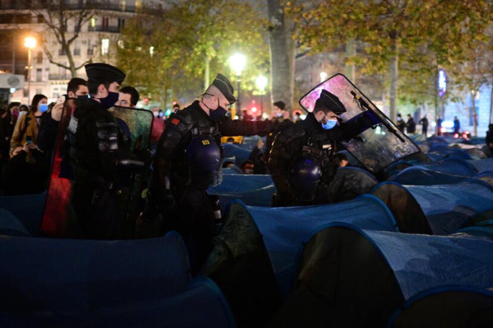 La postal de un desalojo en el canal del Ourcq, noreste de París, donde vivían entre 200 y 250 personas