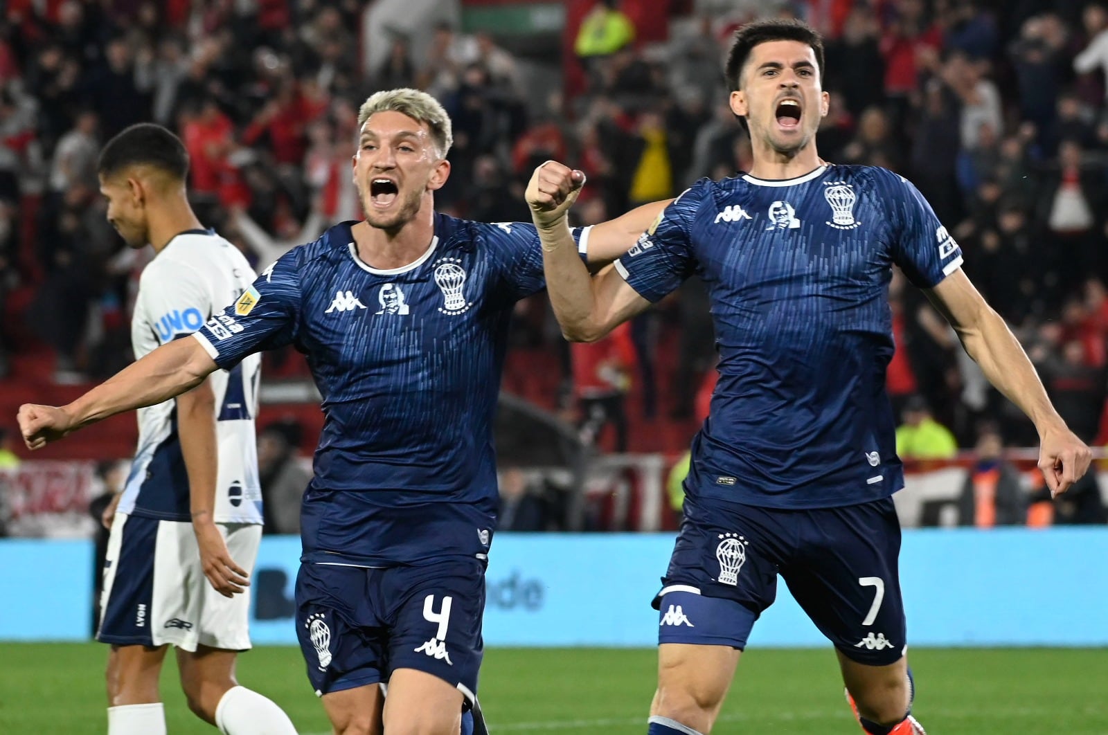 "Nacho" Pussetto celebra su gol con Souto ante su gente