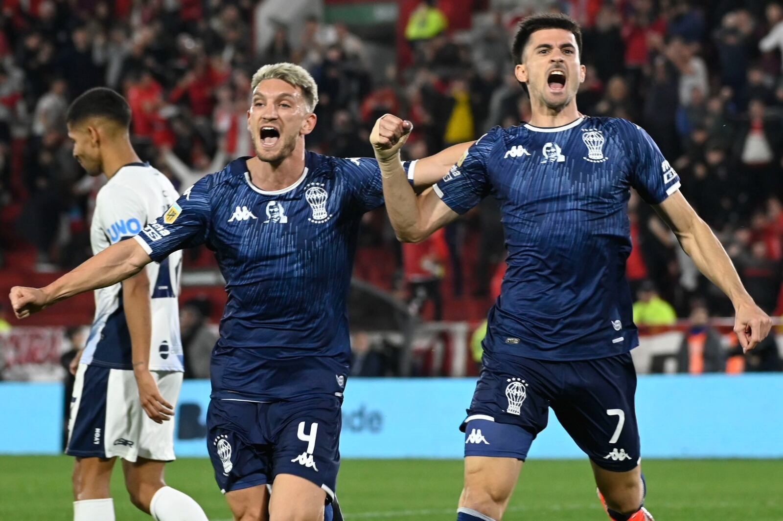 "Nacho" Pussetto celebra su gol con Souto ante su gente