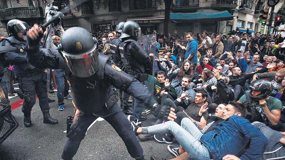 Bastonazos y balas de goma: la Policía Nacional y la Guardia Civil tenían orden de impedir que se celebrara el referéndum.