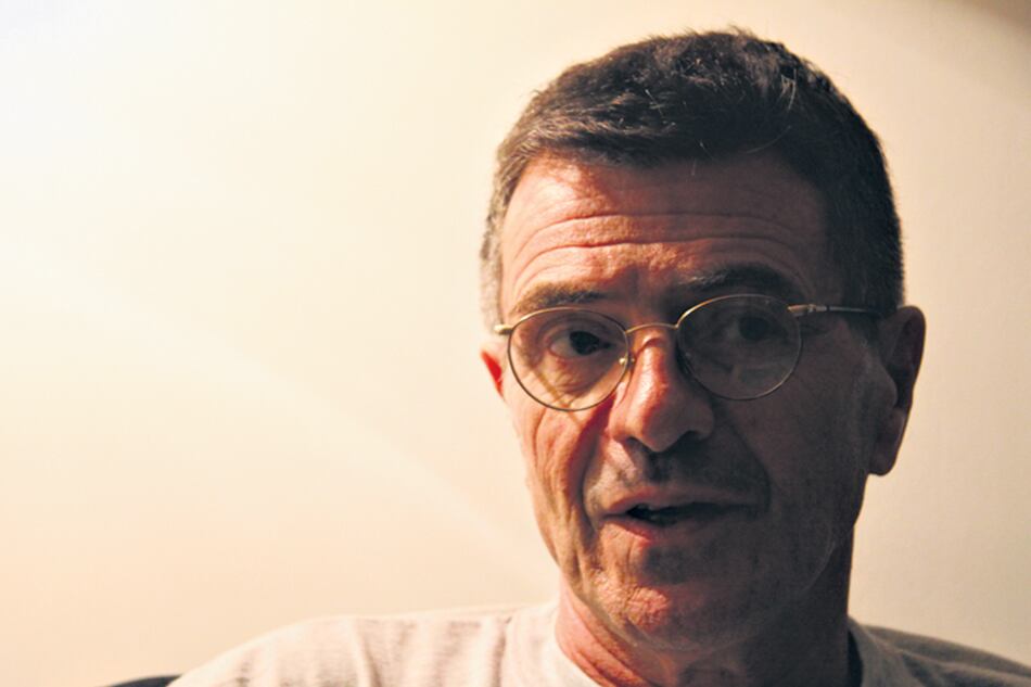 “Ser escritor no te hace ni mejor ni peor que el resto del mundo, pero te hace distinto”, asegura Guillermo Saccomanno.