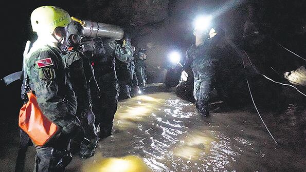 Socorristas llevan víveres y oxígeno a los chicos atrapados en la cueva de Tailandia.