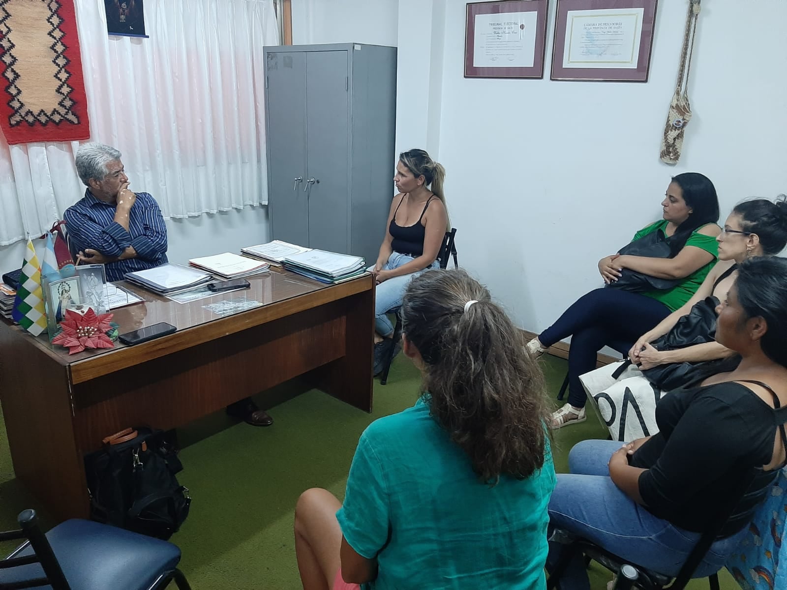 Referentas de organizaciones junto al senador Walter Cruz.