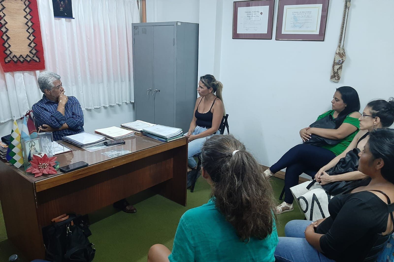 Referentas de organizaciones junto al senador Walter Cruz.