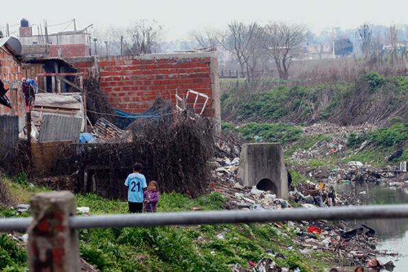 La cifra total de pobres ascendería a 13,6 millones de personas, según el trabajo publicado ayer por la Universidad Católica.