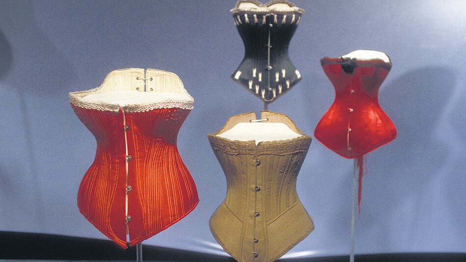 IMAGEN DE LA MUESTRA THE CORSET FASHIONING THE BODY. MUSEO DEL FIT, 2000.