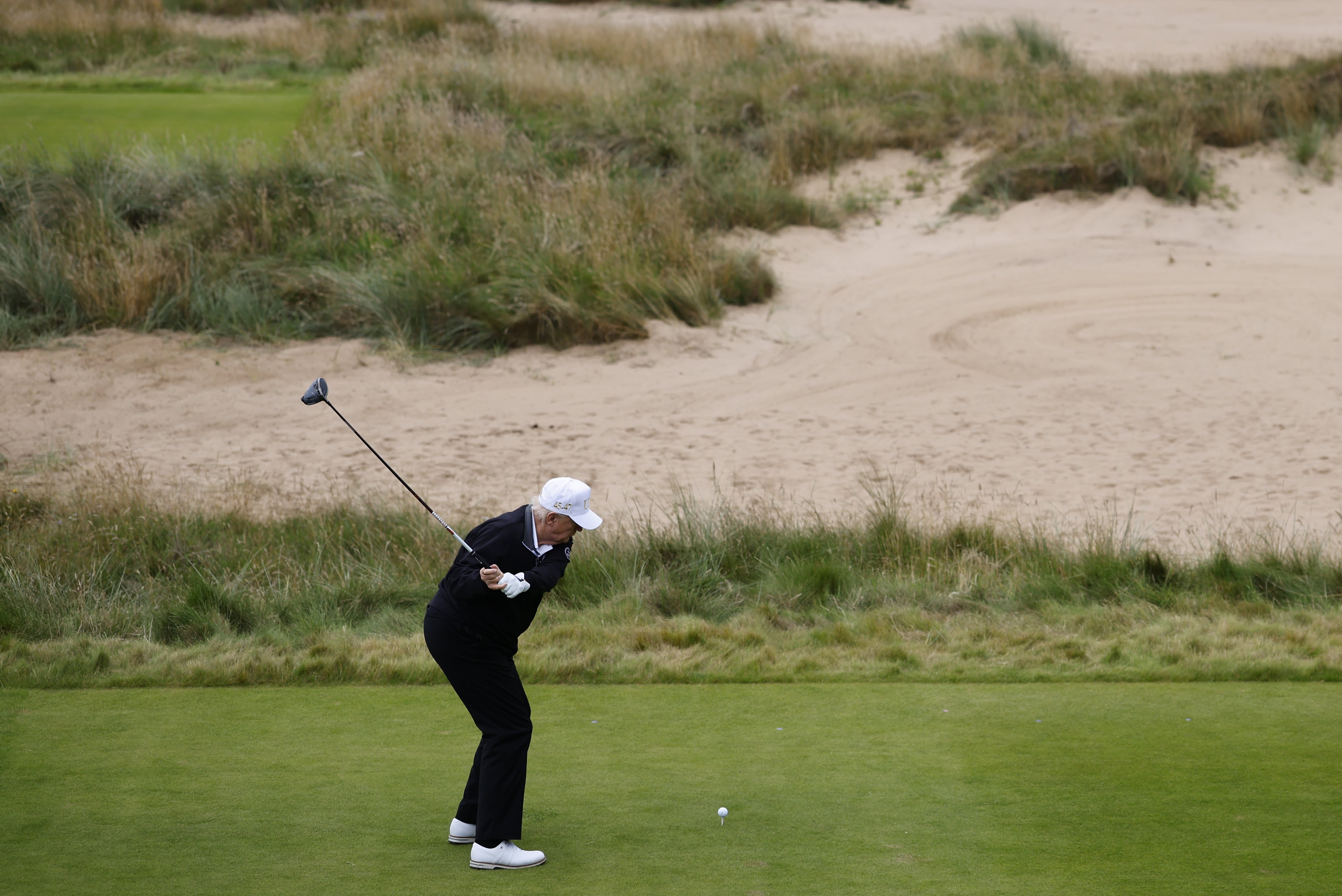 Trump juega al golf en la ceremonia de apertura del Trump International Golf Links en Balmedie, Escocia
