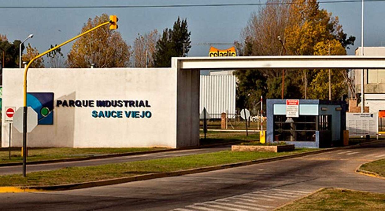 Desde Sauce Viejo se derraman productos químicos al río.