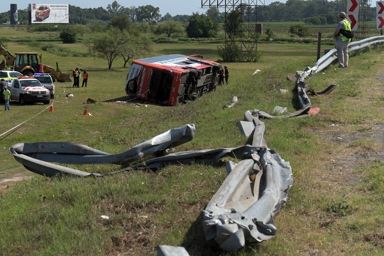 Así quedó el micro que volcó hoy en la ruta 2. 