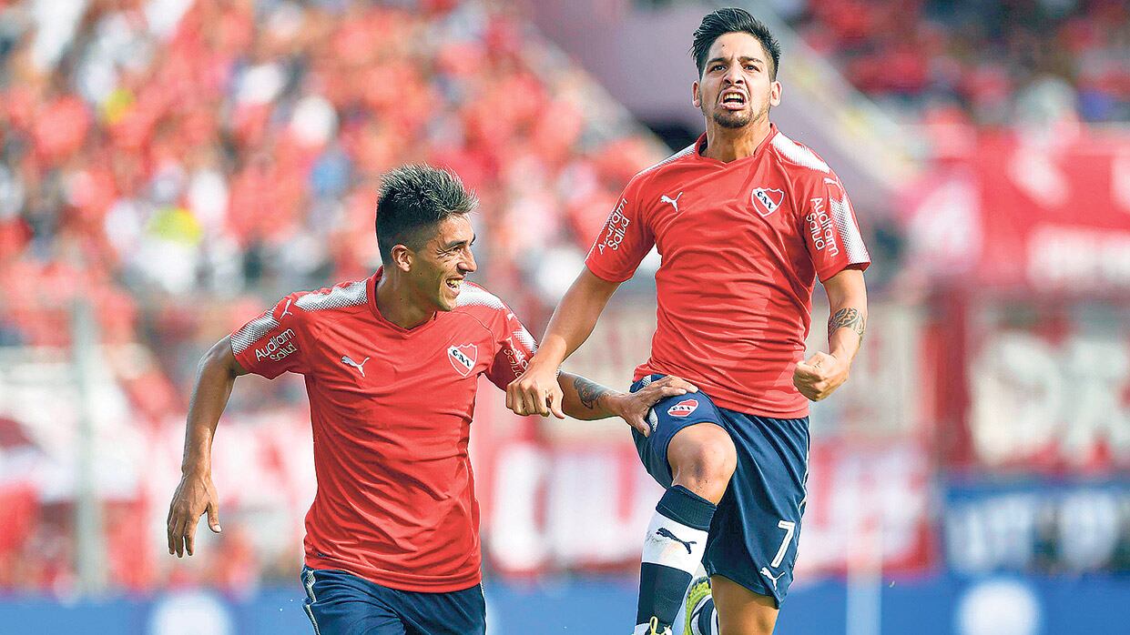 Martín Benítez festeja el 1-0 tras un remate de derecha desde la puerta del área.