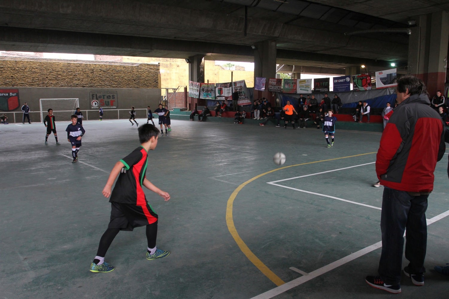 Los chicos juegan en un club de barrio.