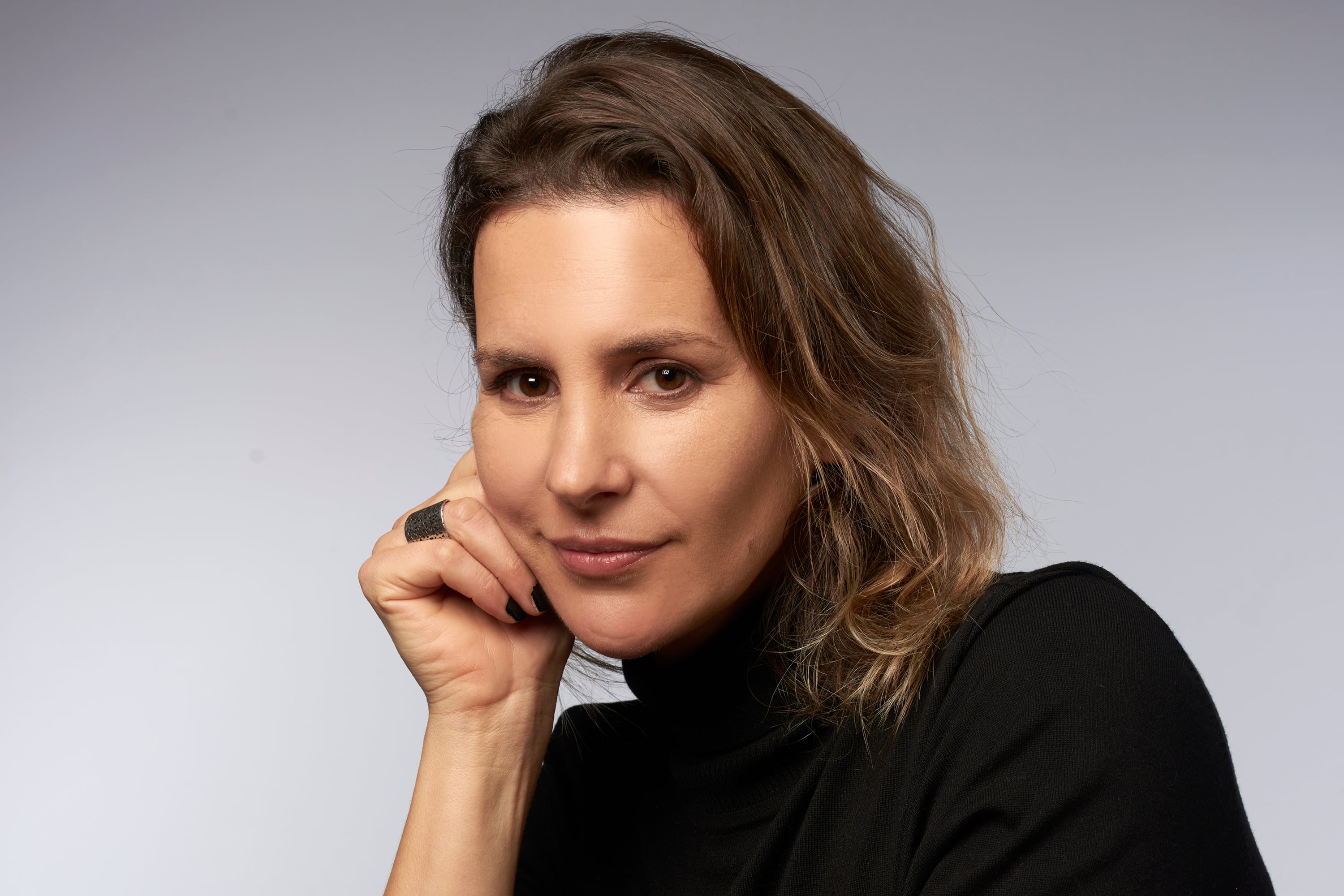 Bistagnino trabajó sobre un mundo que sucede deliberadamente a puertas cerradas. 