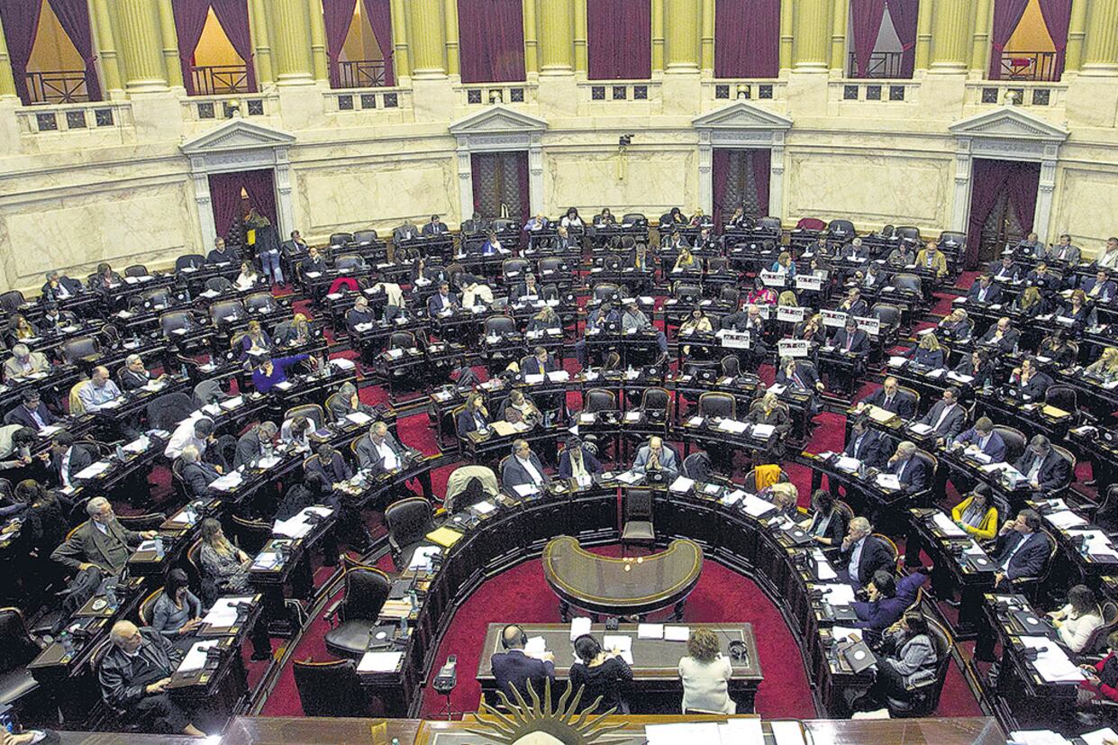 Los legisladores exigen que se presente Aguad a explicar qué pasó y qué hacía el ARA San Juan.