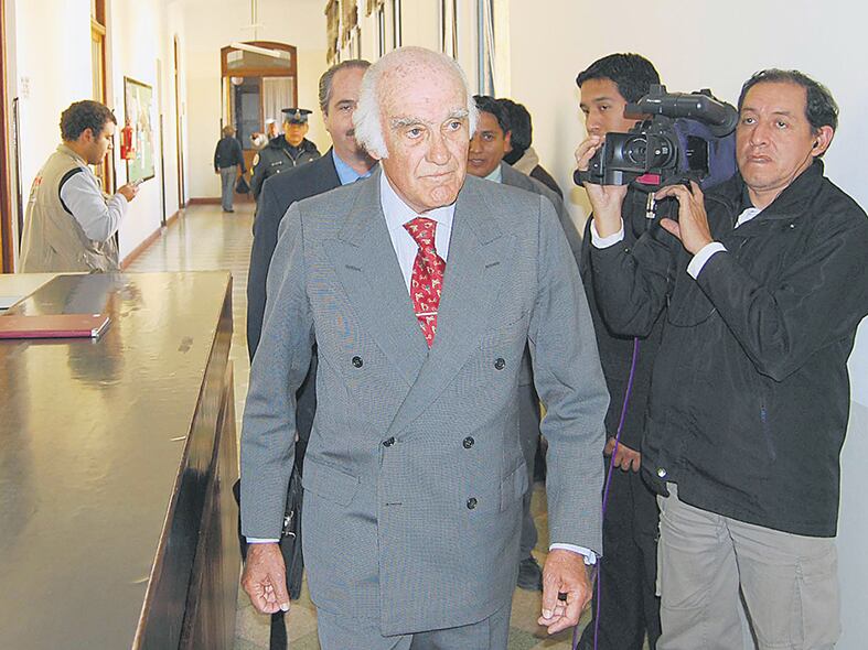 El ex juez federal Ricardo Lona se acerca al banquillo.