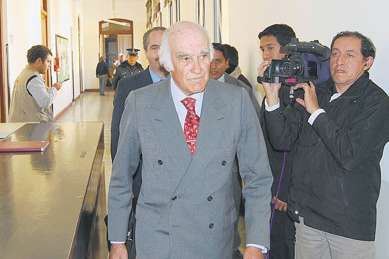 El ex juez federal Ricardo Lona se acerca al banquillo.