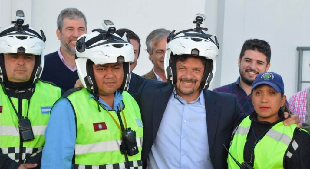 Presentación de los cascos con el por entonces intendente Sáenz