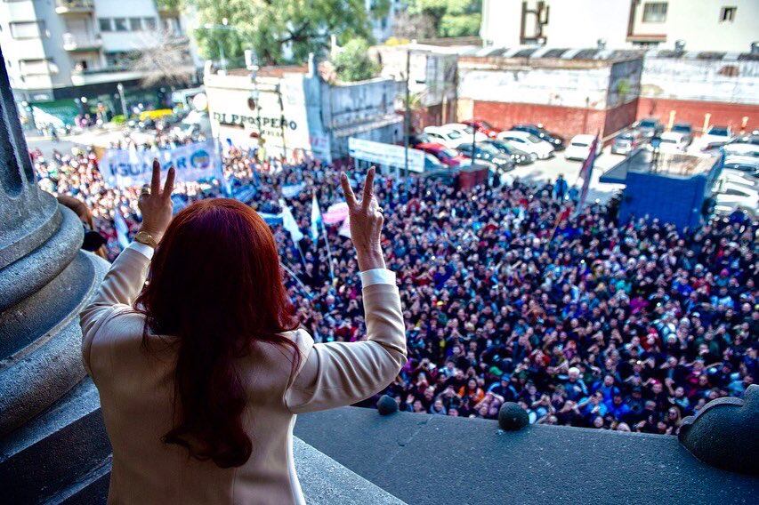 CFK saludando desde el Senado.