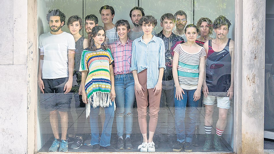 Inés efrón, rodeada por los participantes de Vidrieras