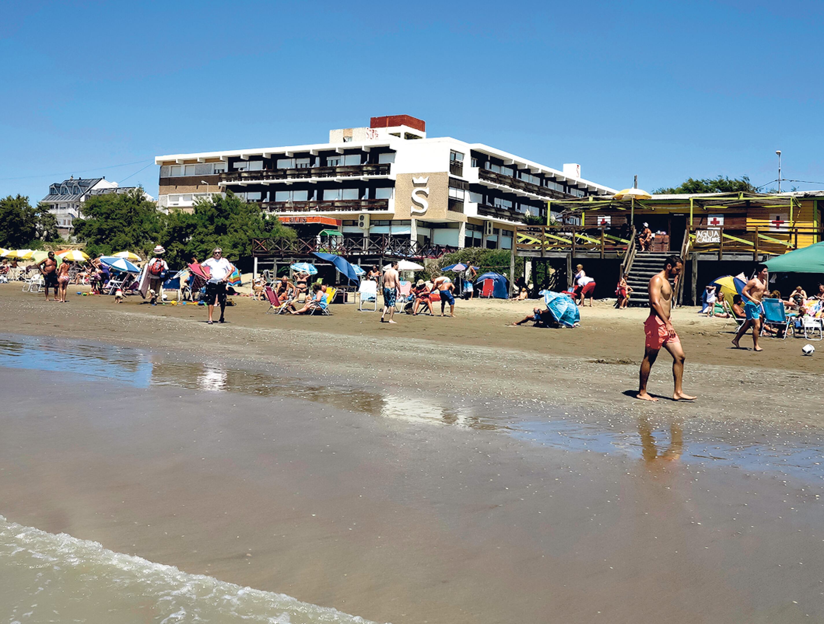 Salida directa a la playa, en uno de los balnearios favoritos de familias y adolescentes.