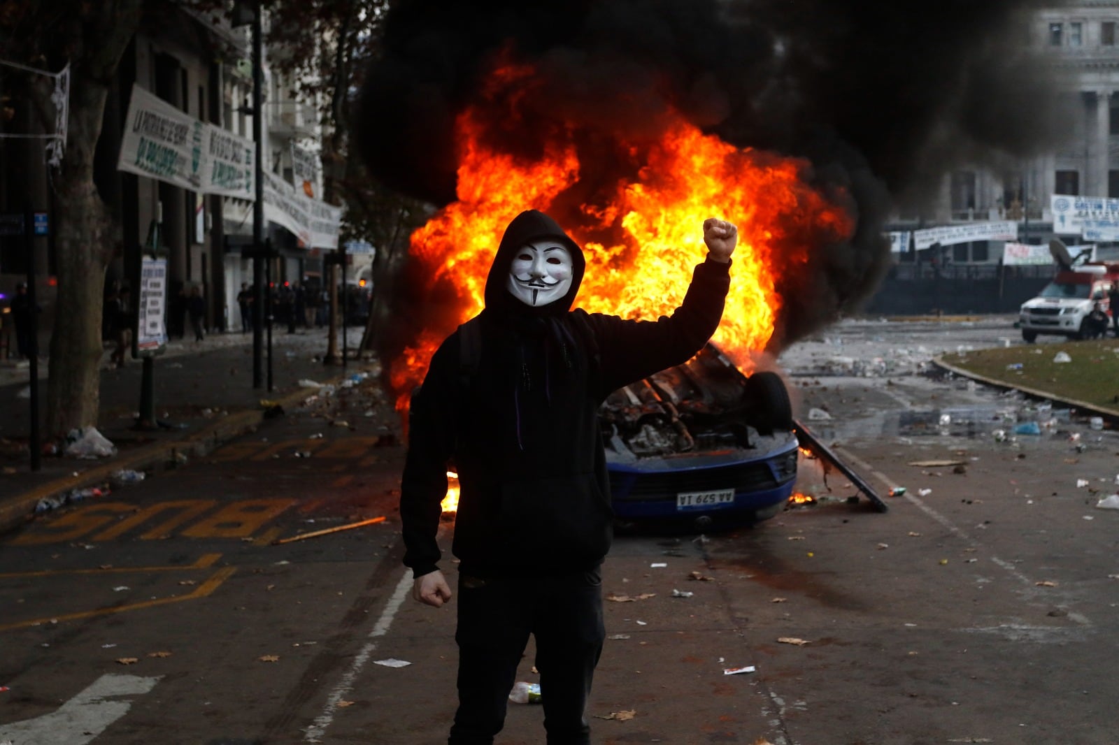 El Congreso, la represión y un manifestante: una postal de la jornada