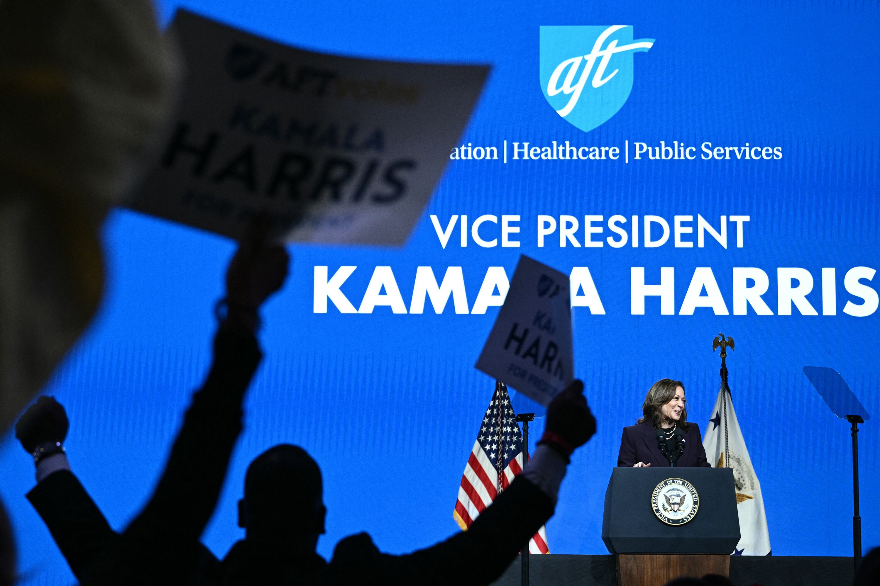 Harris habla durante un discurso de campaña en Houston, Texas.
