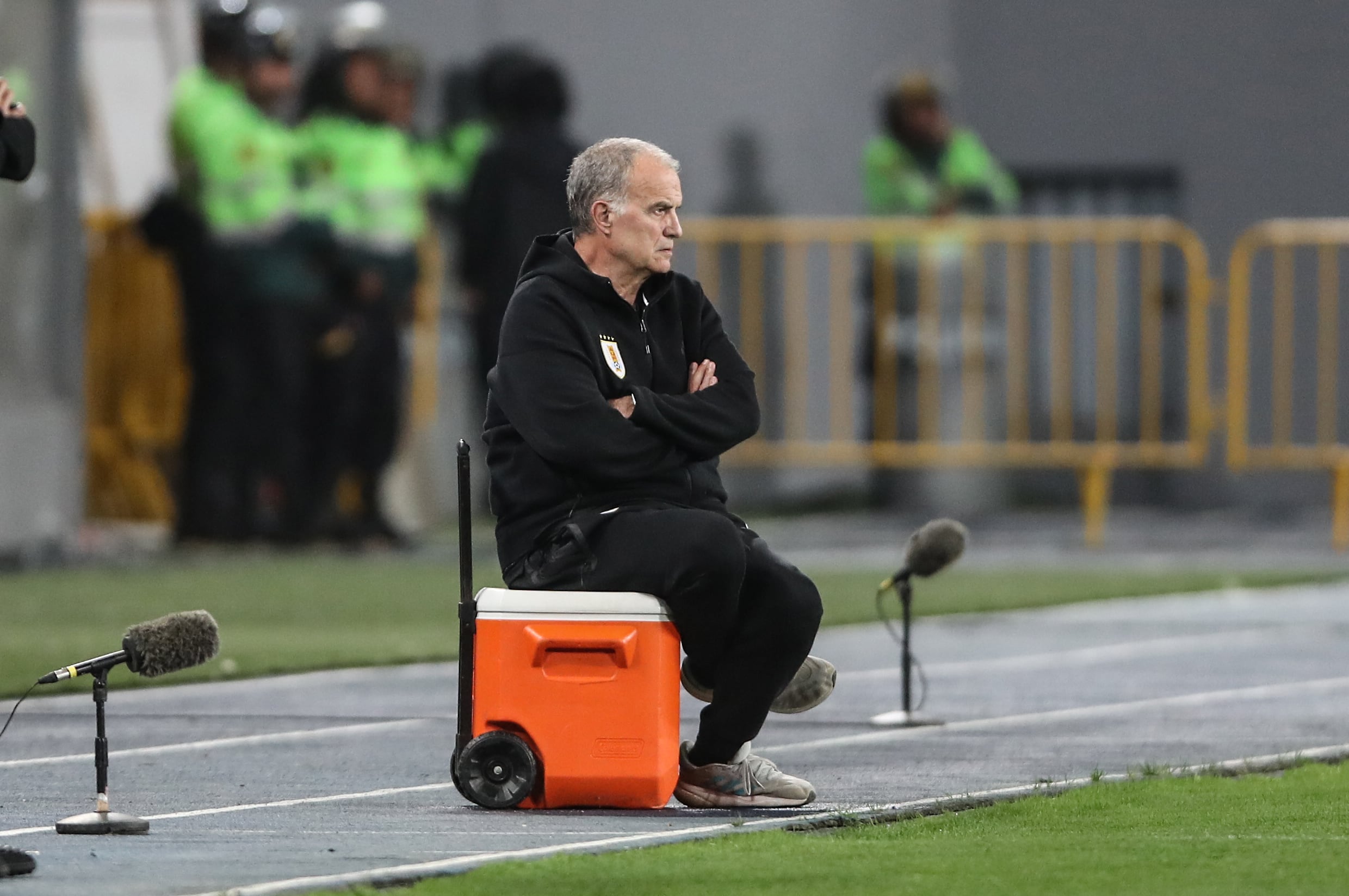 Bielsa y su postura de casi siempre, durante el partido de Uruguay con Perú en Lima.