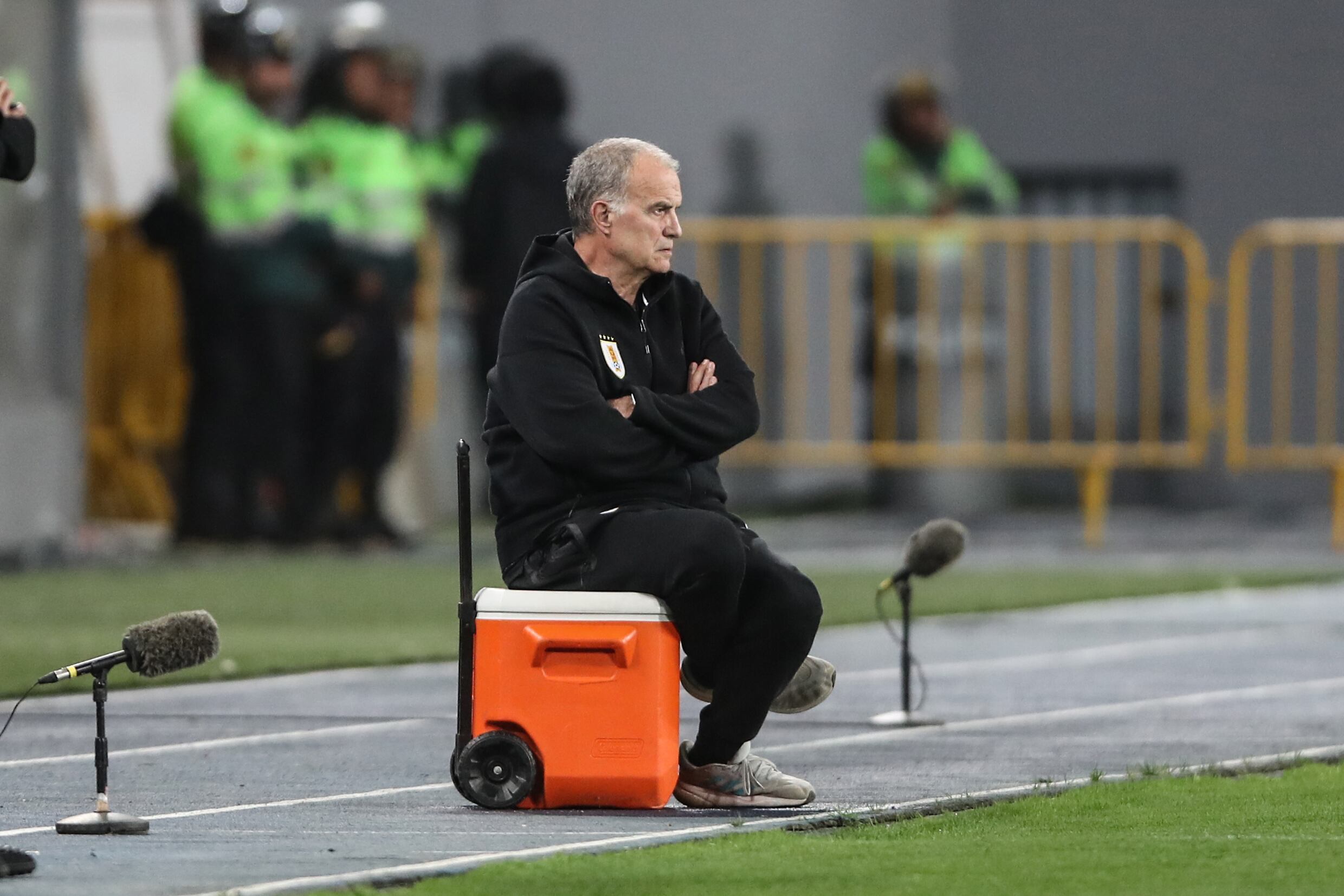 Bielsa y su postura de casi siempre, durante el partido de Uruguay con Perú en Lima.