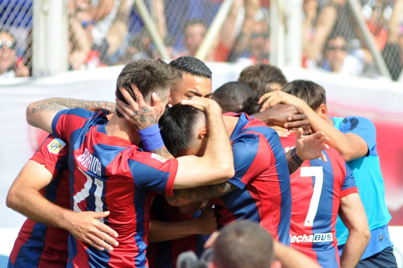El festejo de San Lorenzo, que encontró un gol rápido y luego lo defendió bien