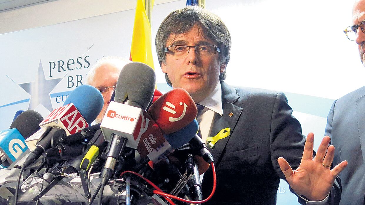 Puigdemont y Rajoy (abajo) dijeron ayer que estaban dispuestos a dialogar luego del triunfo independentista en las elecciones catalanas.