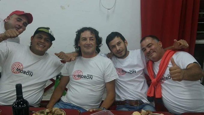 Serrano, en el centro del grupo, con integrantes de la agrupación Los Pibes del 20, con sede en la ciudad bonaerense de Morón.