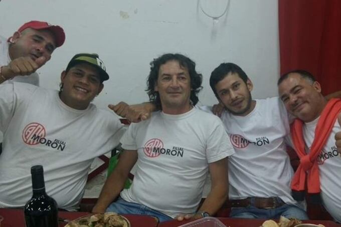 Serrano, en el centro del grupo, con integrantes de la agrupación Los Pibes del 20, con sede en la ciudad bonaerense de Morón.