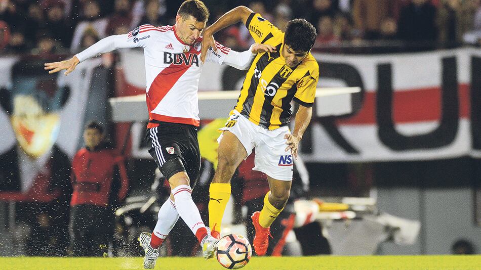 Alario pelea la pelota. El delantero de River volvió al gol y mostró un buen nivel.