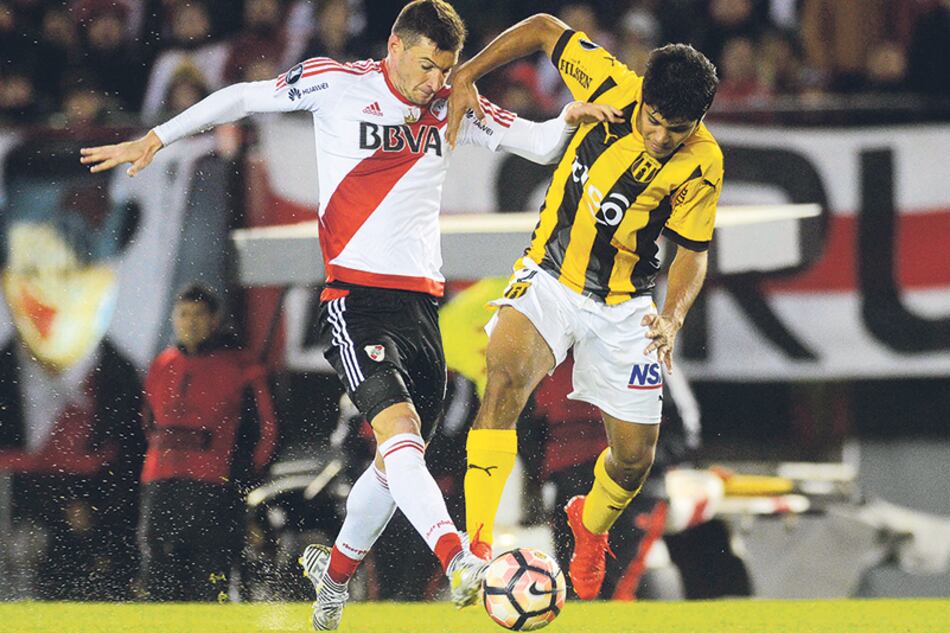 Alario pelea la pelota. El delantero de River volvió al gol y mostró un buen nivel.